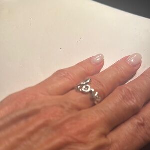 “Amour” Elegant Silver Ring